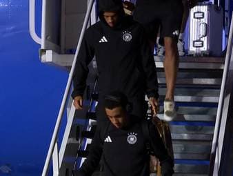Noch in der Nacht der bitteren Niederlage gegen Paraguay erreicht die deutsche Nationalmannschaft ein letztes Mal das Teamquartier in Winston-Salem, ehe sie den Heimweg nach Deutschland antritt.