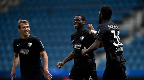 Da kommt Freude auf: Jordi Osei Tutu (Mi.) und die Teamkollegen vom VfL Bochum gewinnen gegen den 1. FC Heidenheim