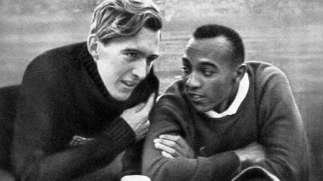 Luz Long (l.) und Jesse Owens unterhielten sich während des Wettbewerbs in Berlin