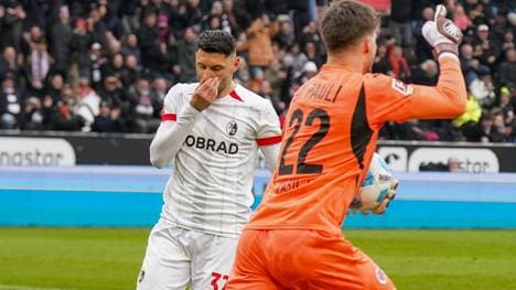 Vincenzo Grifo ärgert sich nach verschossenem Elfmeter