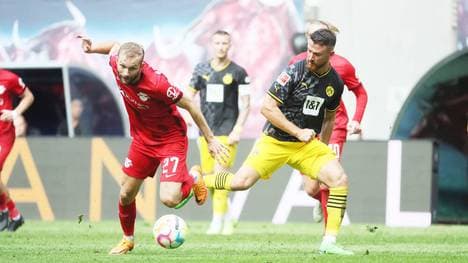 Konrad Laimer (l.) von RB Leipzig) verletzte sich gegen Borussia Dortmund