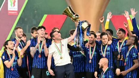 Christian Chivu (Mitte) bleibt Inter-Coach