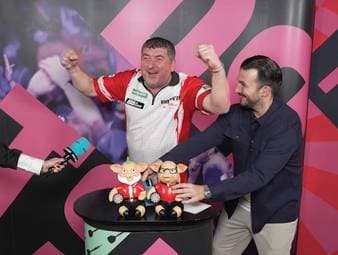 Mensur Suljovic spricht nach seinem erfolgreichen Start in die Darts-WM mir SPORt1 über seine Performance und bedankt sich bei SPORT1-Moderator Philip Brzezinski, der seine Leistung lobt.
