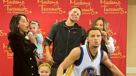 Stephen Curry stellt mit seiner Familie seine Wachsfigur vor