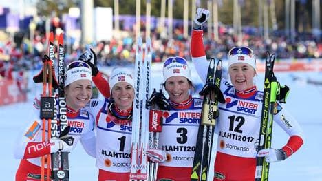 Die Norwegerinnen um Marit Björgen (2.v.r.) feierten im Massenstart einen Vierfachsieg