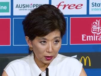 Präsidentin Michele Kang verkündet den Verbleib von Olympique Lyon in der französischen Ligue 1. Der Verein habe eine ausreichende Liquidität vorweisen und damit einen Zwangsabstieg vermeiden können.