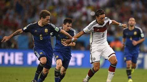 Lionel Messi (l.) und Messi Özil können beide den Unterschied machen