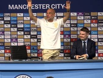 Pep Guardiola verabschiedet sich von Manchester City. Auf einer letzten Pressekonferenz fordert der Spanier die Pressevertreter scherzhaft auf, ihm zu applaudieren. 