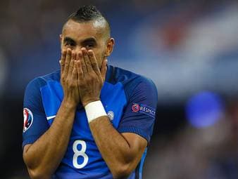 Der französische Mittelfeldakteur erlebte in der Saison 2015/16 einen riesigen Hype, spielte bei der Heim-EM groß auf und war sogar für den Ballon D’or nominiert. Wiederkehrende Verhaltensprobleme hielten den hochtalentierten Spieler aber immer wieder davon ab, sein Potenzial langfristig auszuschöpfen. Das macht er heute. Was macht eigentlich Dimitri Payet?