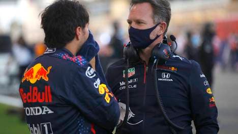 Christian Horner (r.) will eine Stallordner zu Ungunsten von Sergio Pérez nicht ausschließen