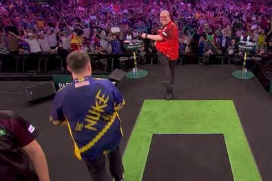 Kuriose Szene: Bunting deutet Tritt Richtung Littler an