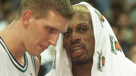 Dennis Rodmans (r.) Zeit bei den Mavericks ist auch Dirk Nowitzki (l.) nachhaltig in Erinnerung geblieben