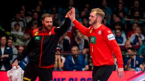 Jogi Bitter (r.) schaut gegen Slowenien zu, Andreas Wolff (l.) ist dabei