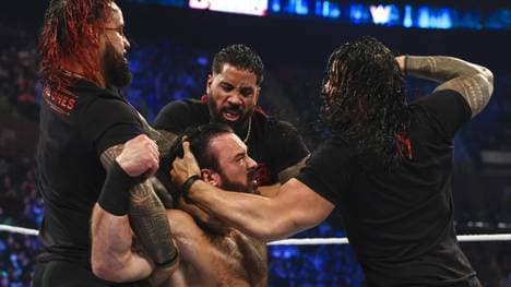 Bei WWE SmackDown prügelten sich Roman Reigns (r.) und Drew McIntyre