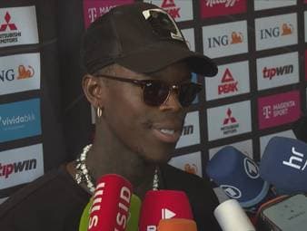 Beim Empfang der Basketball-Helden verrät Kapitän Dennis Schröder, was ihnen Coach Gordon Herbert immer wieder mit auf den Weg gegeben hat, um es am Ende bis zum Titel zu schaffen.