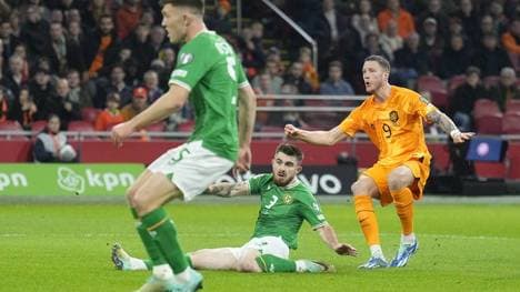 Wout Weghorst (r.) schoss die Niederlande zum Sieg