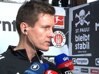 Daniel Siebert gibt im Abstiegsduell zwischen dem VfL Wolfsburg und St. Pauli ein umstrittenes Tor - zum Unmut des Hamburger Keepers Nikola Vasilj. In der Mixed Zone erklärt der Unparteiische seine Entscheidung.