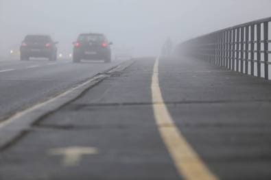 Mit dem Auto sicher durch den Herbstnebel