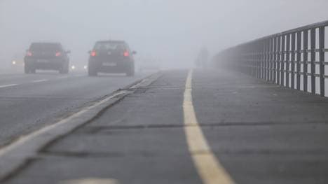 Nebelscheinwerfer können die Sicht nach vorn verbessern. Fernlicht dagegen macht es nur schlimmer
