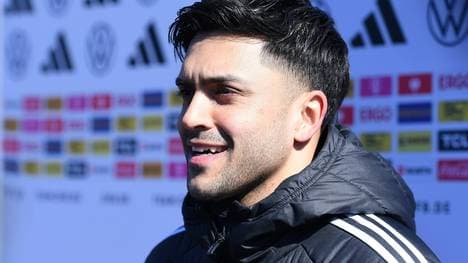 Nadiem Amiri am Dienstag im Gespräch mit Journalisten