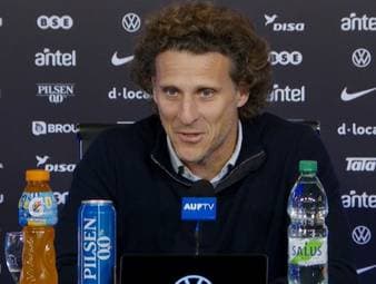 Diego Forlán schließt eine Rückkehr von Luis Suárez in Uruguays Nationalmannschaft nicht aus. Der neue Nationaltrainer lobt den Stürmer und betont dessen Erfahrung sowie seine anhaltende Torgefahr.