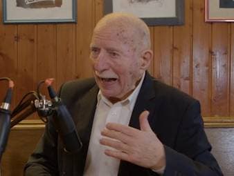 Sportreporter-Legende Werner Hansch spricht im SPORT1-Podcast "Deep Dive" über die Spielsucht, die sein Leben komplett veränderte.