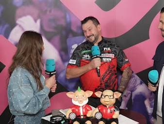 Jonny Clayton steht im SPORT1-Interview vor seinem ersten WM-Match 2026 Rede und Antwort - und erzählt von seiner Katze Leila. 