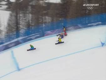 Der Amerikaner Nick Baumgartner berührt beim Snowboardcrosser den Deutschen Martin Nörl und verschafft sich den entscheidenden Vorteil. Die Kommentatoren sind verärgert, weil die Szene nicht überprüft wird.