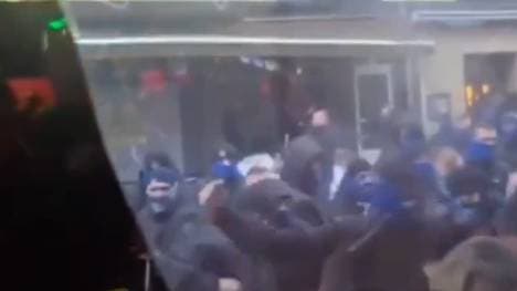 Aufnahmen zeigen, wie vermummte HSV-Hooligans auf wehrlose Passanten einschlugen