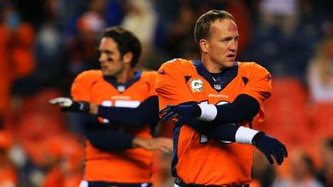 Peyton Manning (r.) machte das Rennen im Duell mit Brock Osweiler (l.)