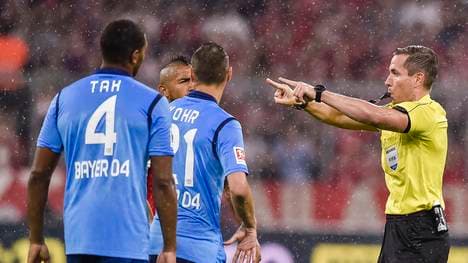 So sieht das Schiedsrichter-Zeichen aus, wenn eine Aktion vom Video-Assistenten überprüft wird.