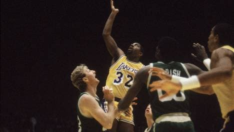 Earvin "Magic" Johnson steigt gegen Larry Bird (l.) zum Rebound hoch