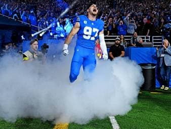 Zahltag für einen Kollegen des deutschen NFL-Stars Amon-Ra St. Brown bei den Detroit Lions! Defensivmonster Aidan Hutchinson unterschreibt einen Rekordvertrag für einen Nicht-Quarterback.