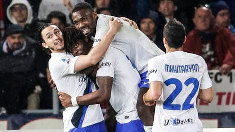 Yann-Aurel Bissek (2.v.l.) traf zum Sieg von Inter