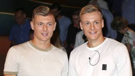 Toni Kroos (l,) und Felix Kroos im Sommer 2019 bei einer ZDF-Aufzeichnung
