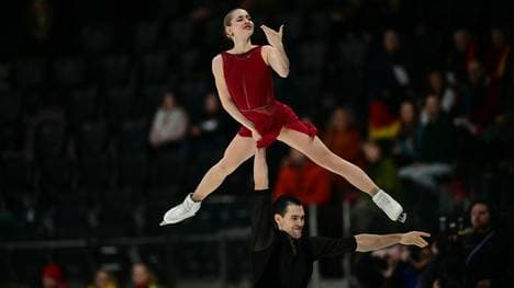 Oben auf: Minerva Hase und Nikita Volodin