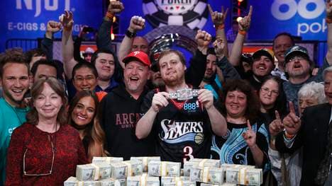 Joe McKeehen (M.) gewann 7,6 Millionen Dollar im Allen-Iverson-Trikot 