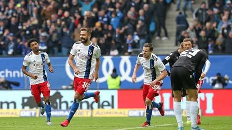 Lukas Hinterseer (2.v.l.) traf zweimal für den HSV gegen Karlsruhe