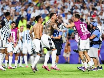 Argentinien gewinnt nach einem Platzverweis für Breel Embolo gegen wackere Schweizer und trifft nun auf England. Ein Traumtor erlöst den Titelverteidiger in der Verlängerung.
