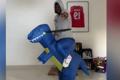 Irrer Tanz! Davies geht mit Dino steil