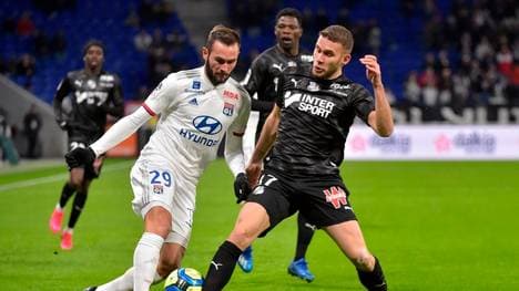 Lucas Tousart (l.) verfolgt die sportliche Situation bei Hertha BSC genau