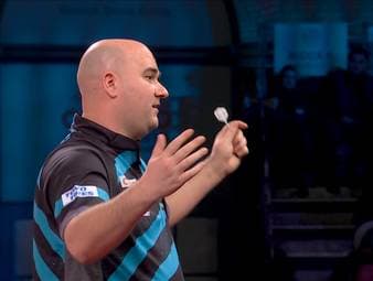 Rob Cross lässt sich im Achtelfinal-Duell gegen Mervyn King nicht beirren und zieht in die Runde der letzten acht Spieler ein. Der Average kann sich sehen lassen, der Favoritenstatus bleibt fraglich.