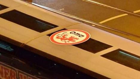 Fans der Düsseldorfer EG brachten einen Aufkleber auf dem Bus der Kölner Haie an