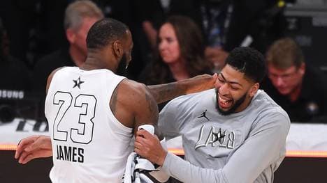 Anthony Davis (r.) wird künftig mit LeBron James für die Los Angeles Lakers auflaufen