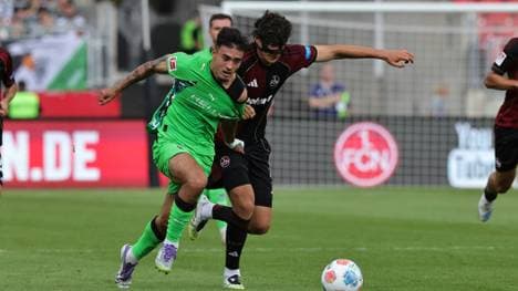 Jens Castrop (l.) im Zweikampf mit Fabio Gruber