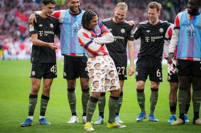 Gnabry feiert in bizarrer Hose