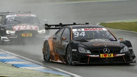 Audi-Pilot Timo Scheider (hinten) bugsierte DTM-Leader Pascal Wehrlein von der Strecke