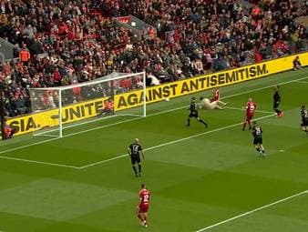 Beim Benefizspiel der Liverpool-Stiftung zwischen Legenden des LFC und Borussia Dortmund treffen alte Bekannte: Ex-Bayern-Star Thiago bringt Liverpool vor den Augen von Jürgen Klopp in Führung, für den BVB treffen beim 2:2 Mohamed Zidan und Jan Koller.