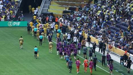 Die Akteure verlassen aufgrund von Unwetter das Feld