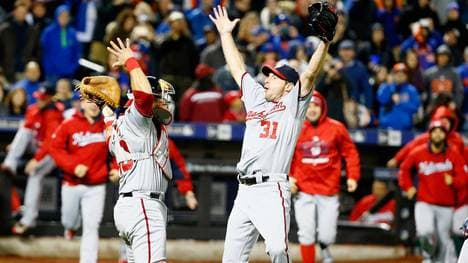 Max Scherzer (r.) lässt sich von seinen Kollegen feiern